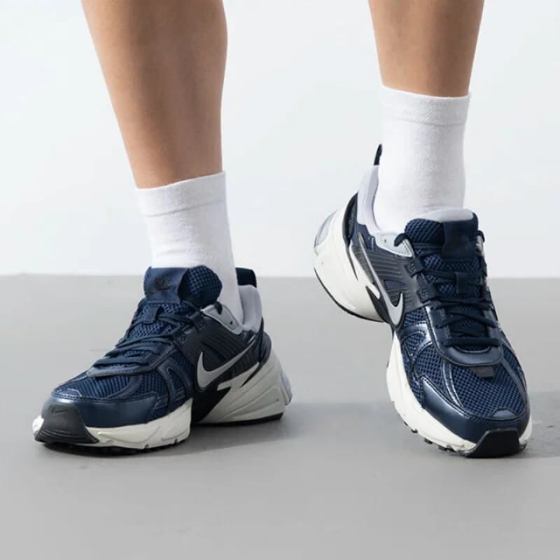 حذاء الجري Nike خفيف الوزن ومريح للرجال لملابس الشارع، حذاء جري رياضي جديد مقاوم للاهتراء على طراز الشارع V2K Run، حذاء رياضي كاجوال عصري على طراز الألفية، موديل جديد موصى به Hj4497-400 #3