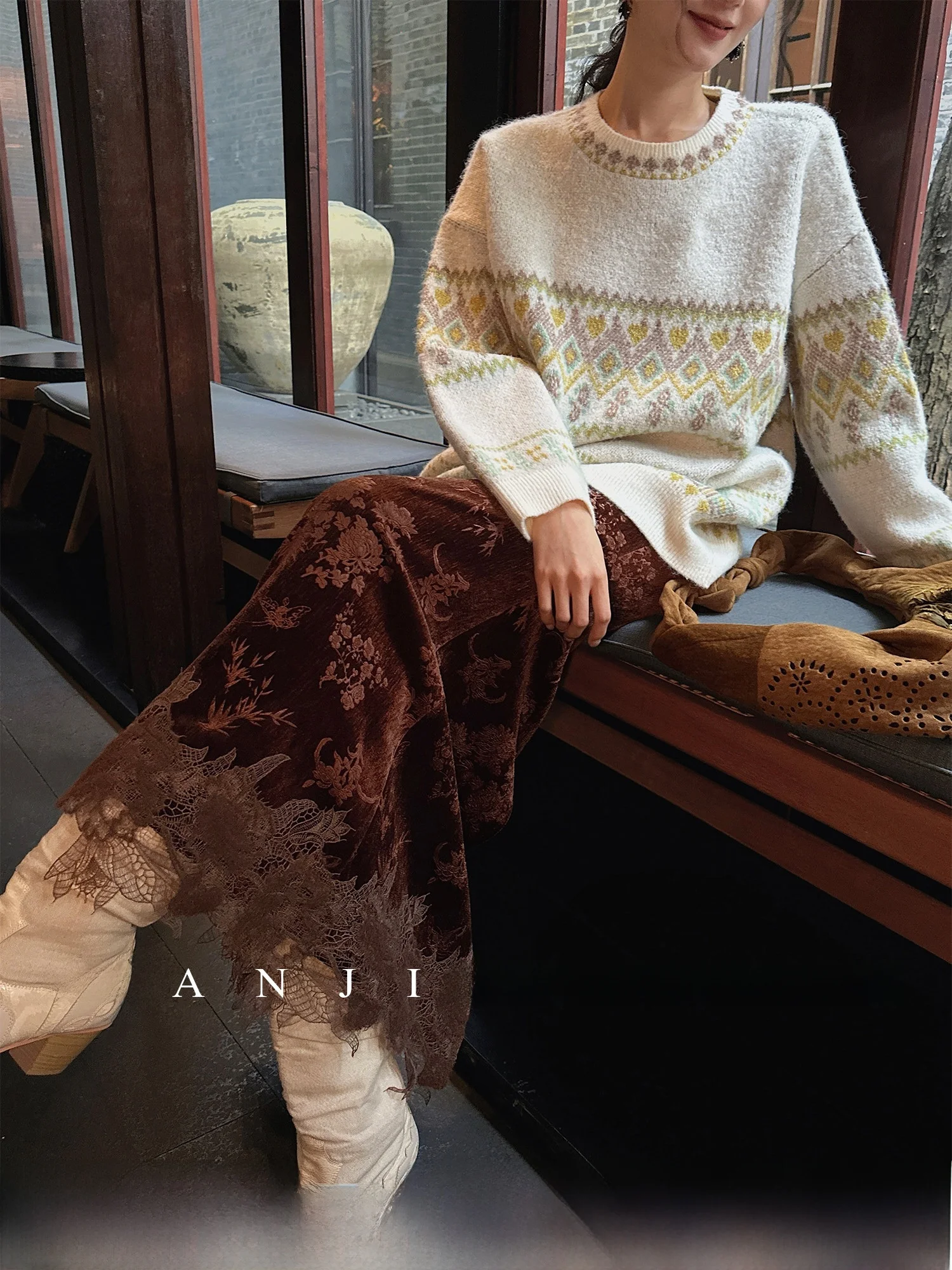 

Новая китайская бархатная юбка миди с черной цветочной вышивкой для женщин, модный зимний дизайн с эффектом «рыбий хвост», готовая к носке на каждый день