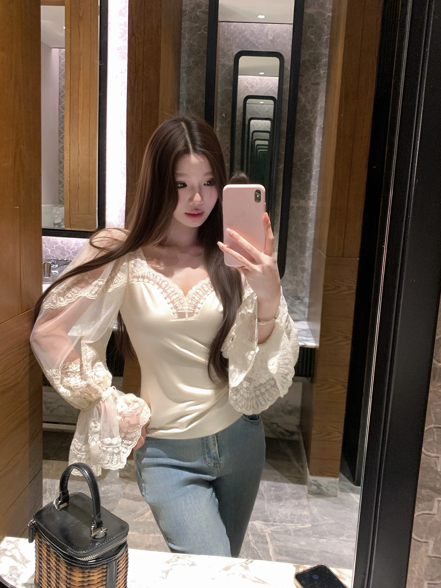 

EU Lace Embroidery White Chiffon irt Women Early Spring New Elegance Chiffon Top Breathable Long Sve V-Ne Commute S...