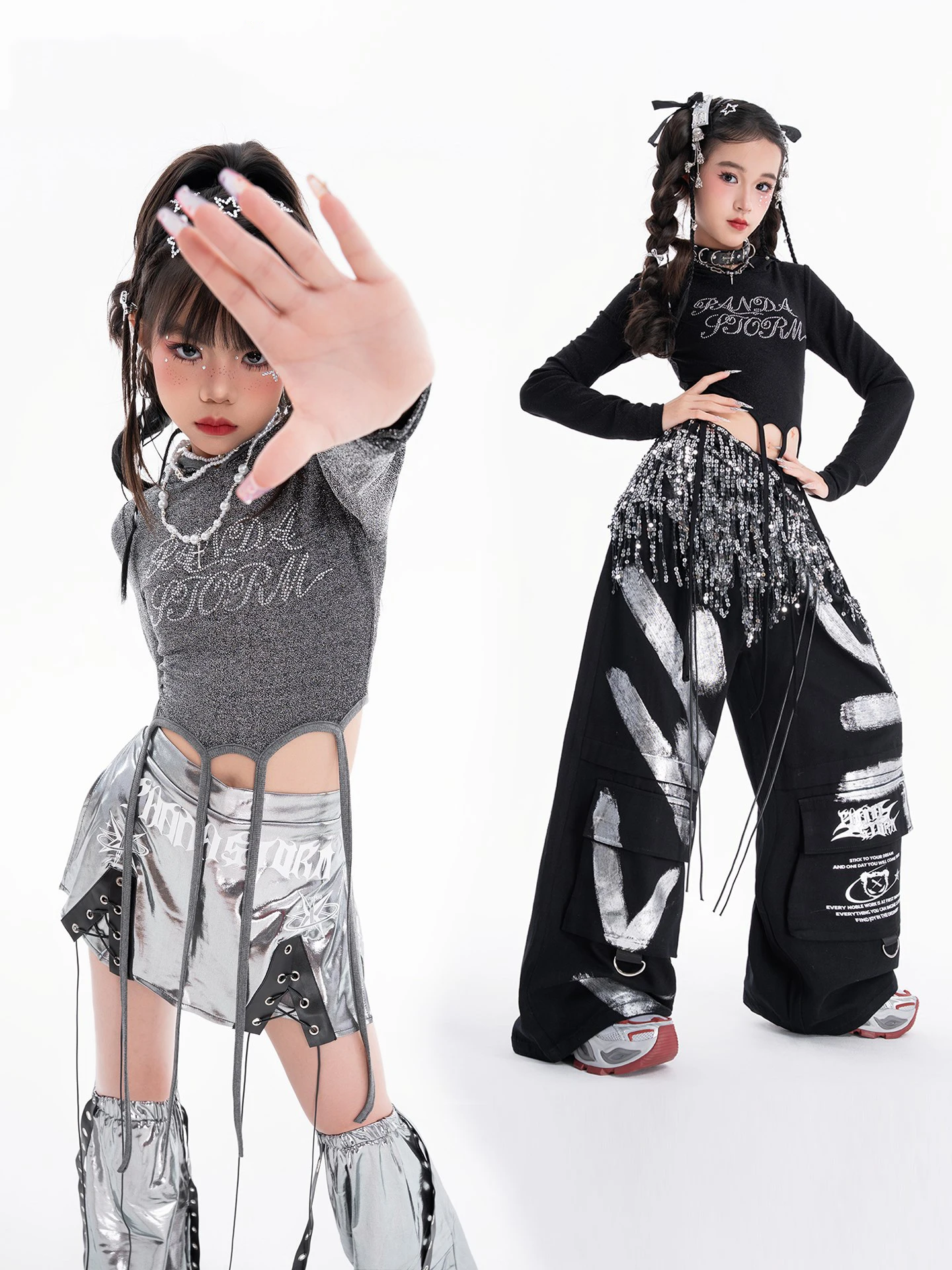 เสื้อผ้าเต้นแจ๊สเคป๊อปสำหรับเด็กผู้หญิง แขนยาว เสื้อครอปเอวลอย กางเกงขาสั้นสีเงิน กางเกงฮิปฮอปสีดำ ชุดแสดงบนเวที รุ่น BL17510