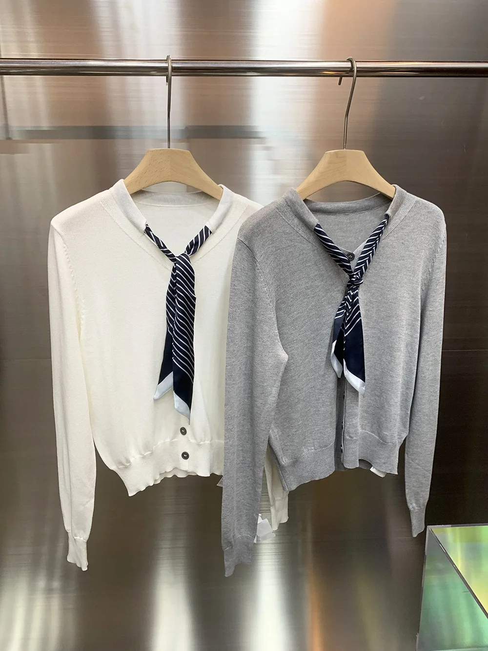 خريف 2025 جديد Sle المرأة محبوك مربوط سترة مفتوحة طويلة Sve سليم صالح خفيفة الوزن الدفء V-Ne معطف زر واحد