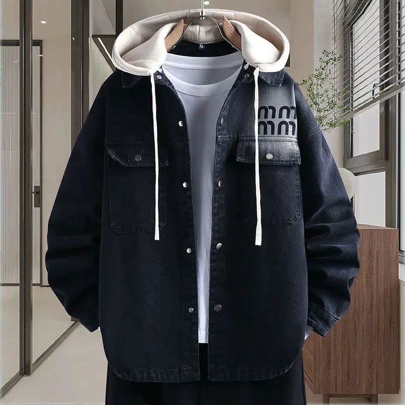 سترة جديدة لربيع وخريف 2025 للرجال باللونين الأزرق والأسود بأكمام طويلة من قماش الدنيم سترة فضفاضة غير رسمية مغسولة مع قبعة قابلة للفصل