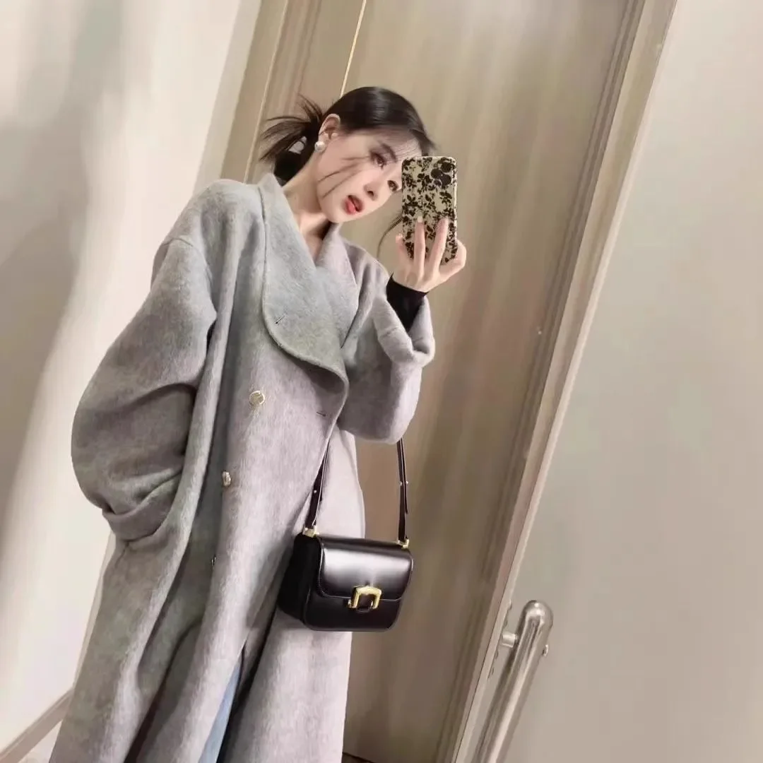 Cappotto da donna in velluto double-face 2026 Autunno Inverno New Gold Buckle Sense Trench di lana chic allentato medio lungo