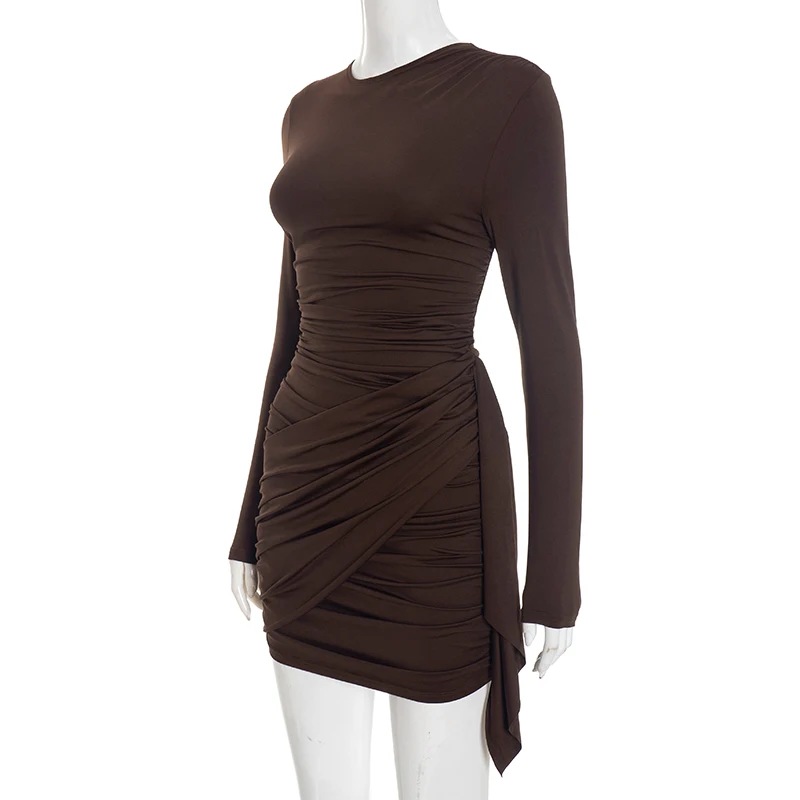 Einfarbiges, plissiertes Kleid mit langen Ärmeln, tailliertem Schnitt und schmaler Passform, kurzes Kleid mit elegantem Flair. – Detail 16