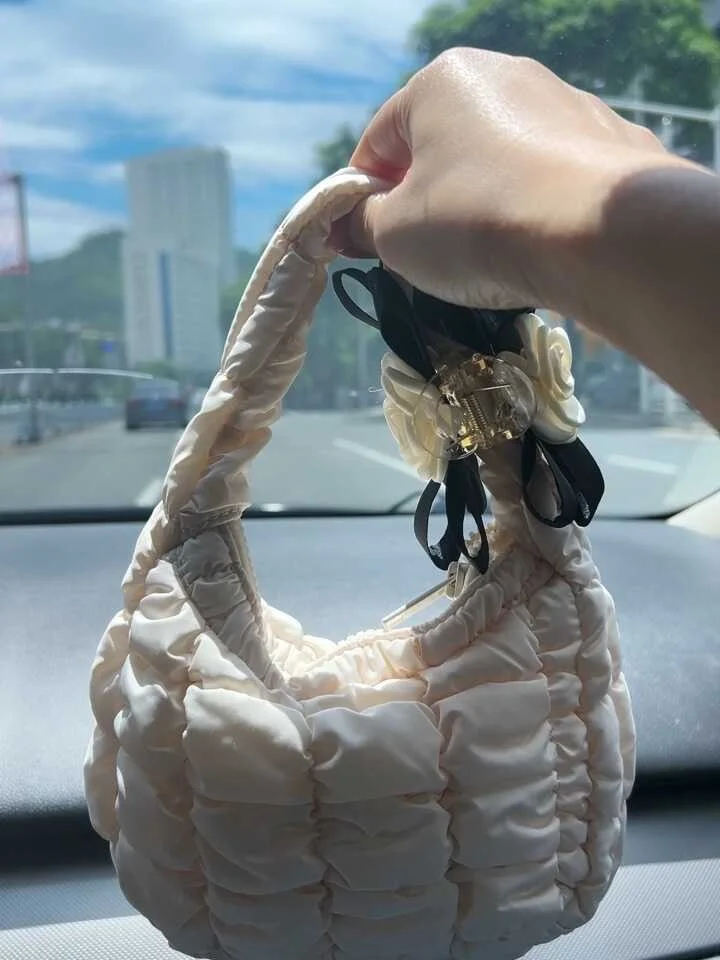 bolsa-de-mao-em-forma-de-nuvem-dobravel-nova-de-verao-versatil-para-mulheres-bolsa-bonita-casual-em-material-de-aodao