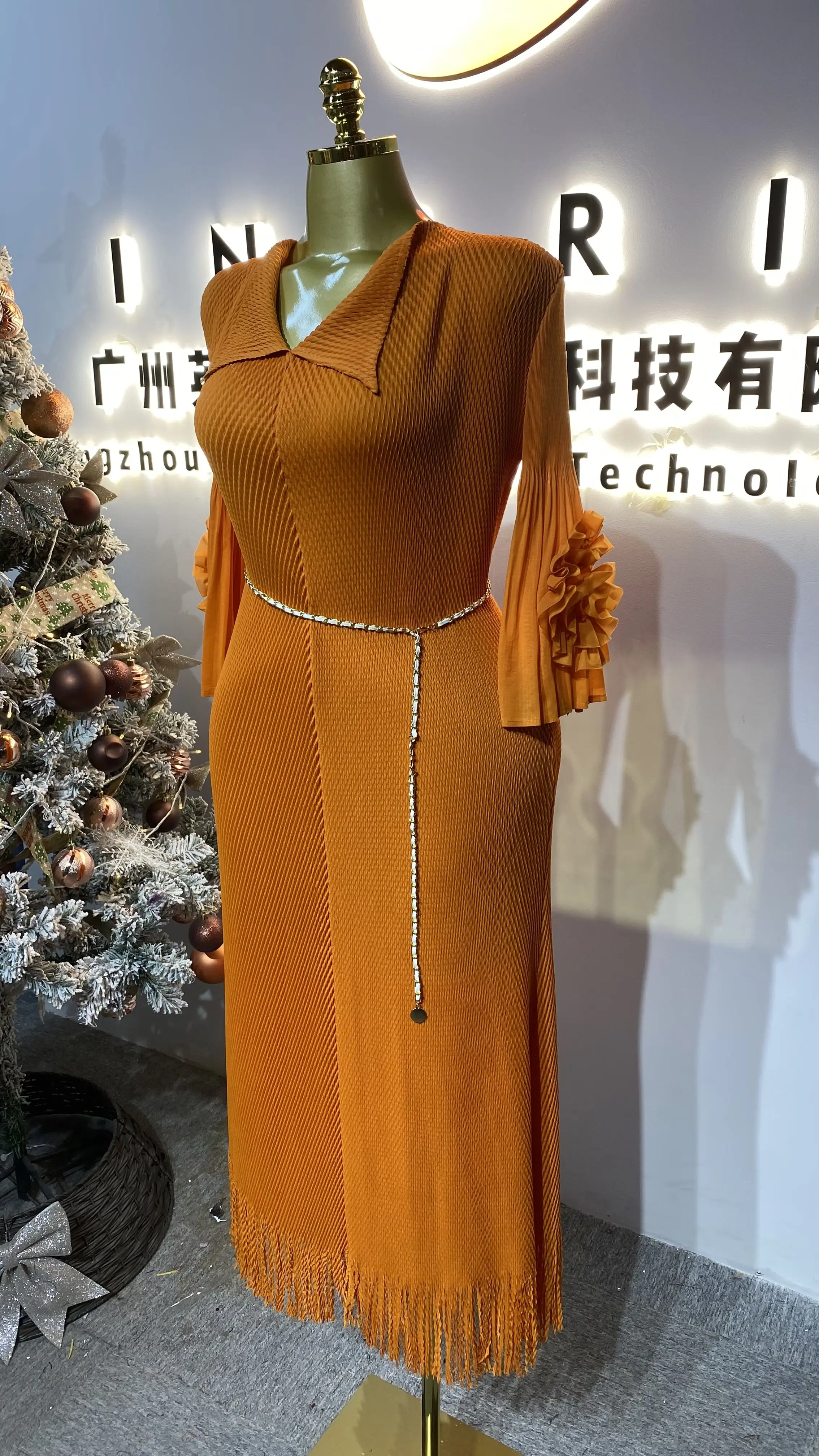 بدلة تشونغشان أنيقة ذات ثنيات بلون سادة ورقبة على شكل حرف V مع شرابات ماكسي مقاس كبير ملابس نسائية صيفية-GZXX369