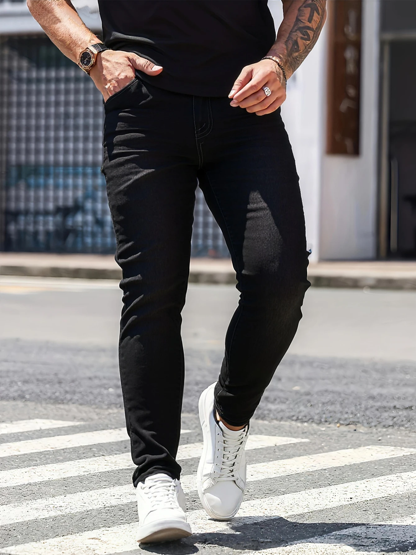 メンズの黒のスリムフィットジーンズ、シンプルで汎用性があり、体の形を美しく輪郭を描き、簡単に上品でスタイリッシュな外観を演出します。