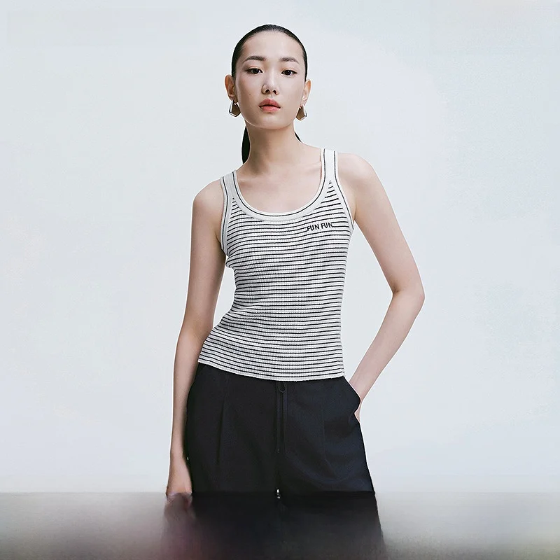 

Red Sve 2025 Spring New Women's Knitted Vest Letter Embroidery round Ne Overhead Striped Faionable Commute Sle Top