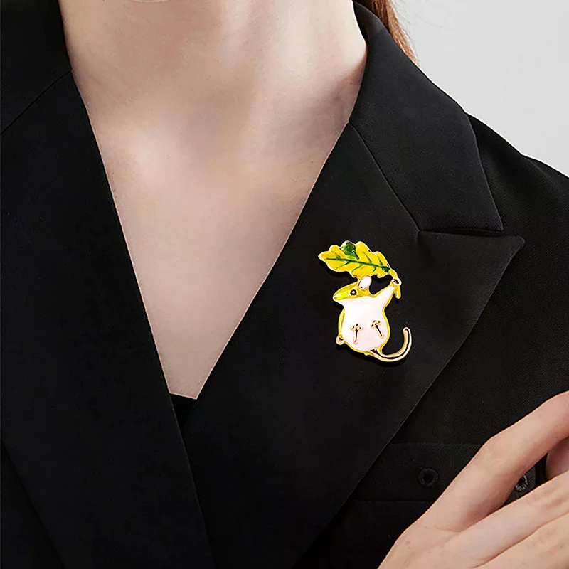 Fashion Hand Up The Leaf Mouse Brooches Women Coat Jewelry Party Accessories Gift