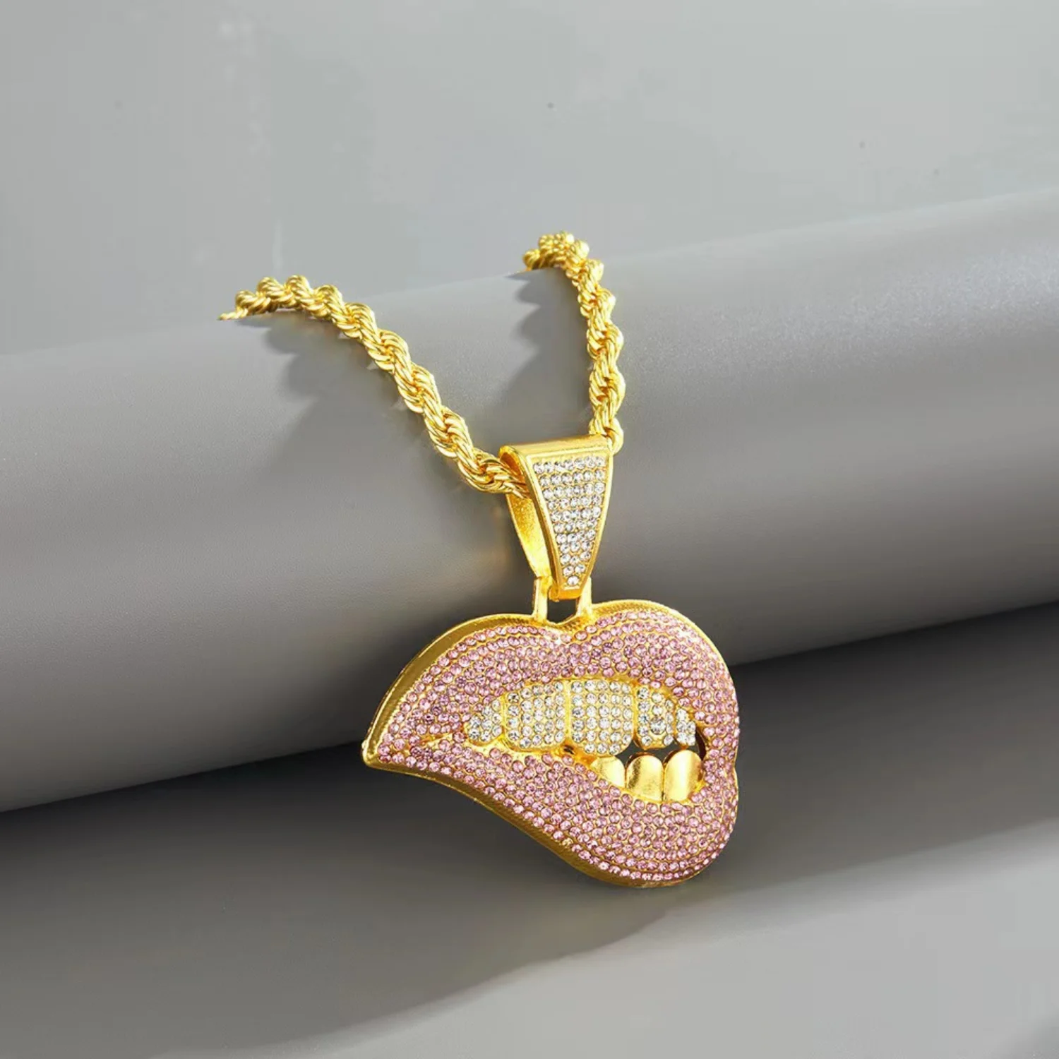 

Men's Hip-hop Full Drill Three-dimensional Big Lip Pendant Necklace Full of Drill Pink Lip Cool Hip-hop Cuban Chain Pendant Goth