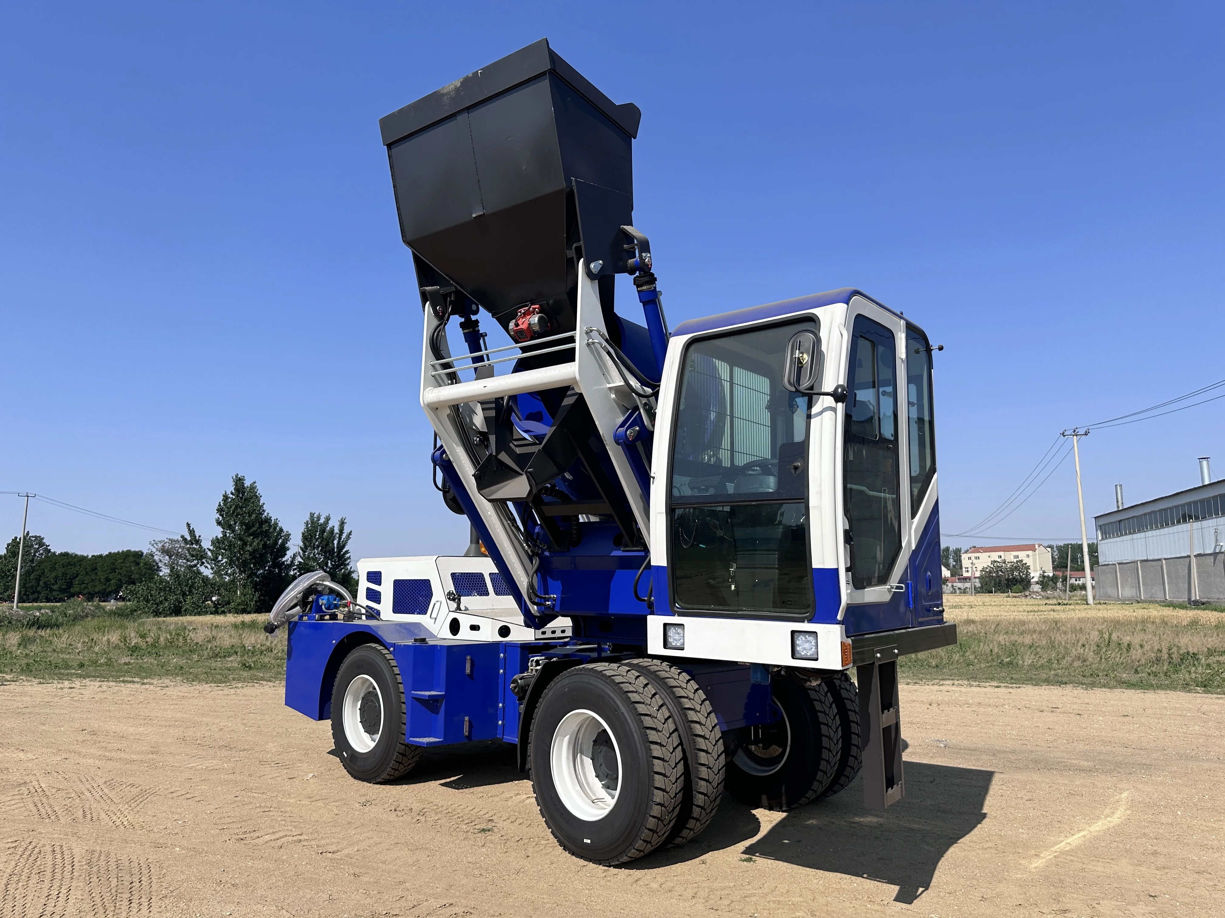 Compact Self Loading Mixer Truck with Self Feeding Shovel for Small Engineering Team