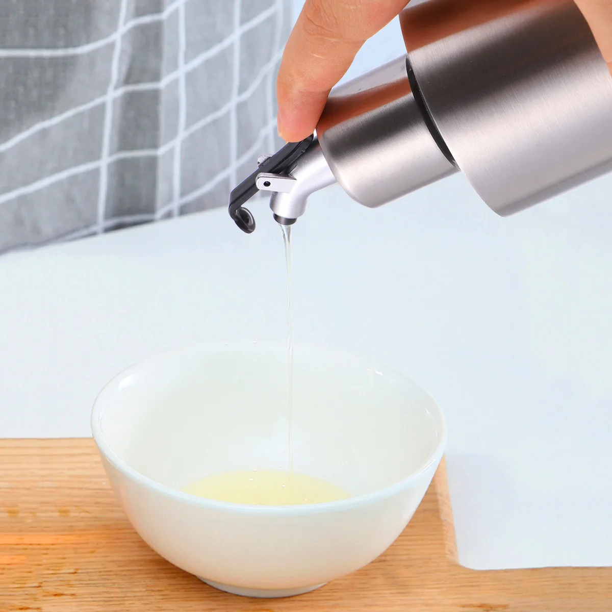 

1Pcs Stainless Steel Oil Bottle Leak Proof Cooking Oiler Easy Open Clip on Design Kitchen Sauce Condiment Container for Home Use