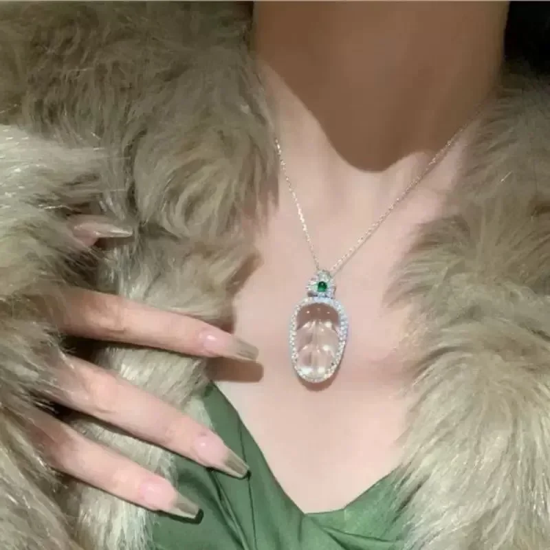 A Chinese-style lady's leaf necklace, revealing golden branches and jade leaves