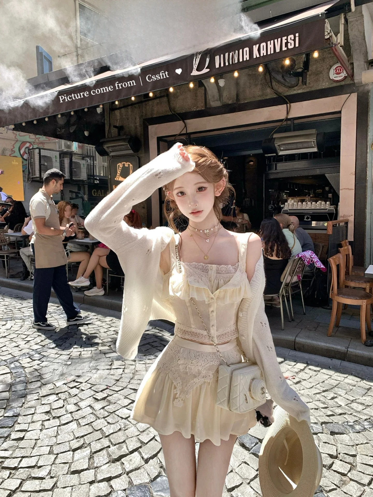 

Комплект Late Umbrella 26ss: топ с кружевной открытой передней частью и полупрозрачная юбка-капри цвета лимонного крема Galliano. Модный женский комплект.