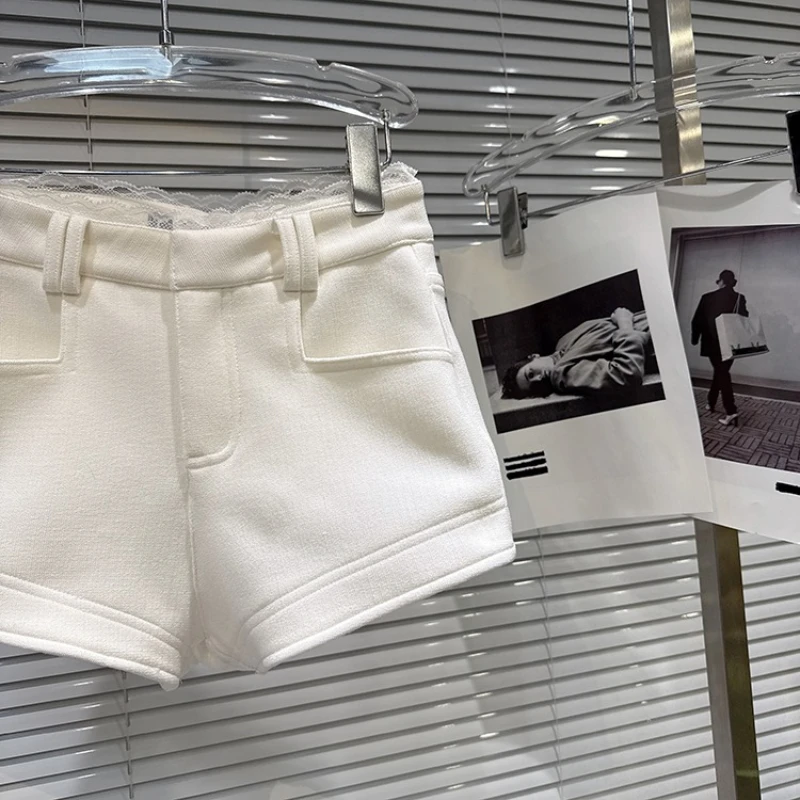 กางเกงขาสั้นผู้หญิงสีพื้นอเนกประสงค์ ดีไซน์เอวแต่งลูกไม้สไตล์ Pure Desire รุ่นใหม่ประจำฤดูหนาวปี 2025 เนื้อผ้าหนา