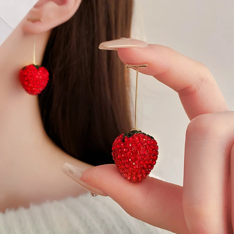 Sweet Strawberry Stud Earrings for Women Shiny Red Rhinestone Fruit Pendant Earrings Temperament Charms Party Wedding Jewelry