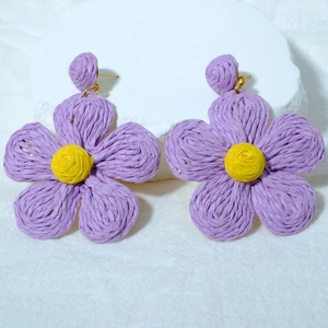 Um par de brincos elegantes de praia vento flor de ráfia tecidos à mão para mulheres são perfeitos para uso diário de férias 10 principais vendas rafia flores - №2