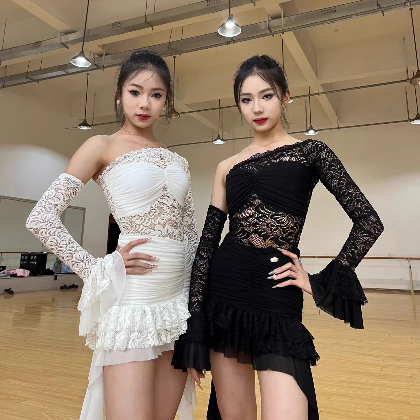 Robe de danse latine en dentelle blanche pour femmes, Sexy, épaules inclinées irrégulières, manches longues, vêtements d'entraînement de Performance pour adultes, DNV20426