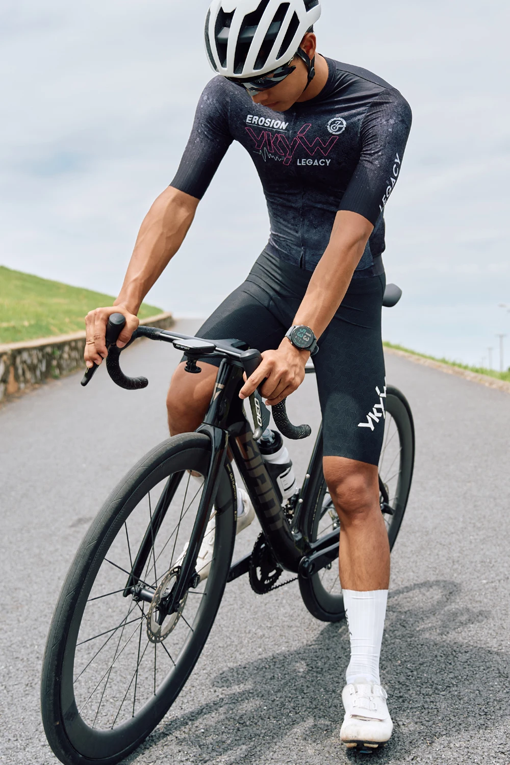 YKYWBIKE Herren 2026 Sommer Kurzarm-Radtrikot Pro Leichtgewichtig Atmungsaktiv Schnelltrocknend Hochelastisch Rennrad MTB Oberteil – Detail 9