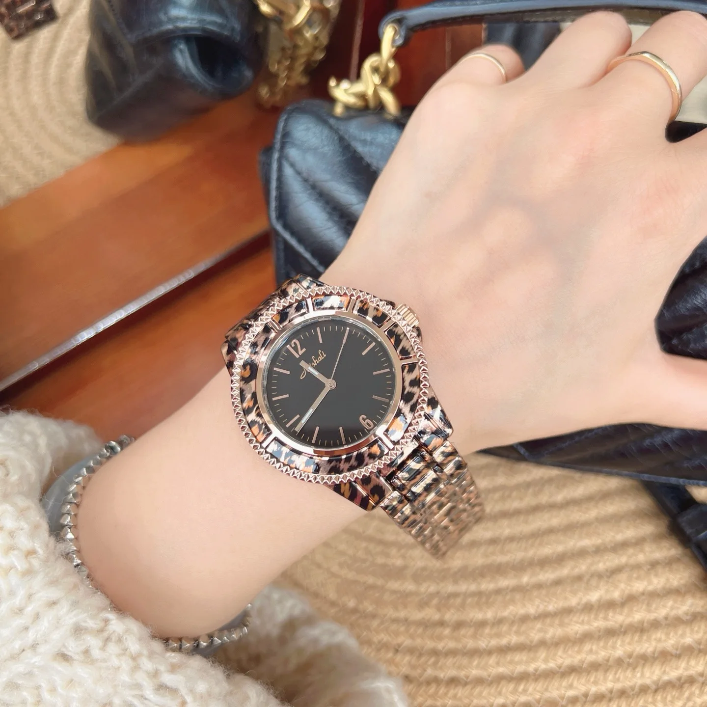 Stylish Leopard Print Round Steel Band Quartz Watch For Women Exuding Sophistication Individuality Casual Style, And Versatility
