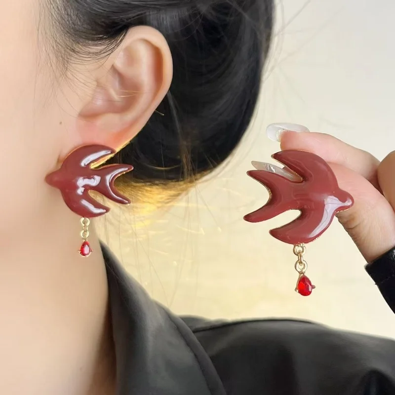 French Vintage Metal Earrings for Women 3D Swallow Shape Luxury Elegant Jewelry Daily Commuting Versatile Accessories