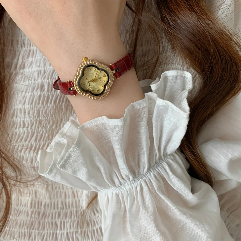 Simple perfume style four-leaf clover women watch female students retro exquisite niche senior sense of fine belt girls gift