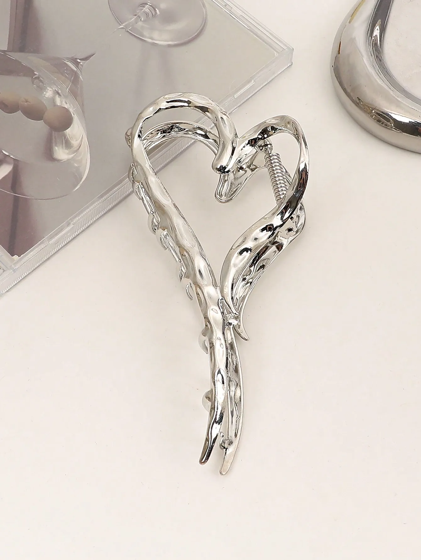 1Pcs Sliver Heart Hair Claw Clips,Elegant Love Design Hair Barrettes Ornament Large Hair Catch Clips Hair Accessories for Women