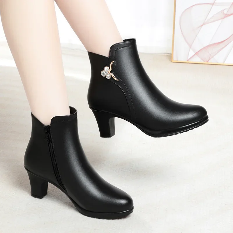 6cm Plus Size 35-42 Wygodna moda Med Block Heels Fur Shoes Winter 2024 Black Soft Leather Short Ankle Boots Office Mom