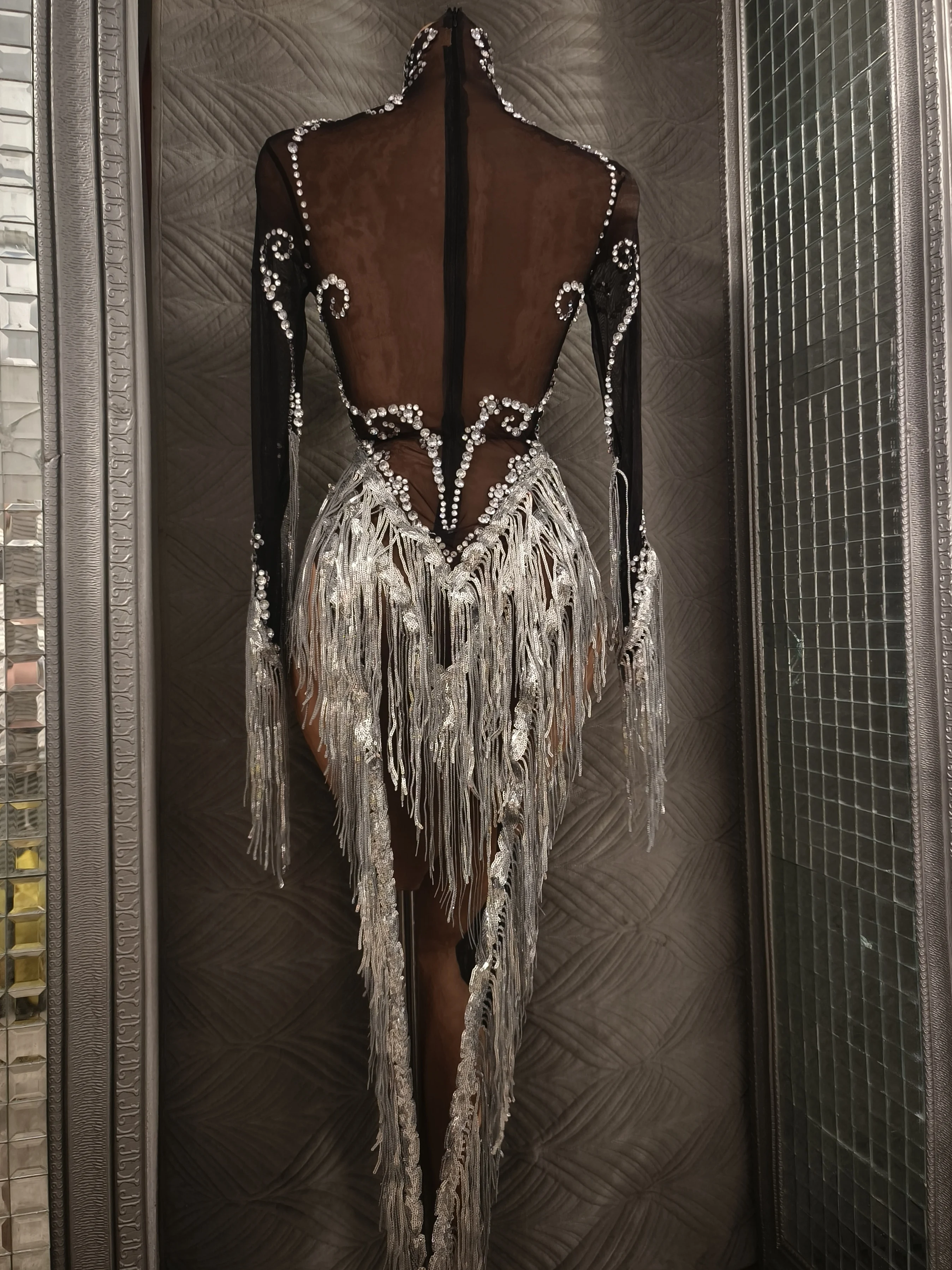 

Костюм для шоу девушки, роскошный наряд для вечеринки, блестящие кисточки и стразы, женское сексуальное прозрачное вечернее платье с длинными рукавами на день рождения