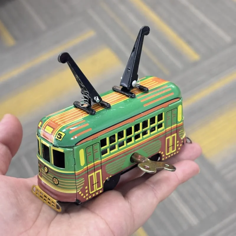 [مضحك] مجموعة الكبار الرجعية لعبة هزازة معدن القصدير تتحرك حافلة الترام نموذج سيارة الميكانيكية عقارب الساعة لعبة أرقام نموذج الاطفال هدية