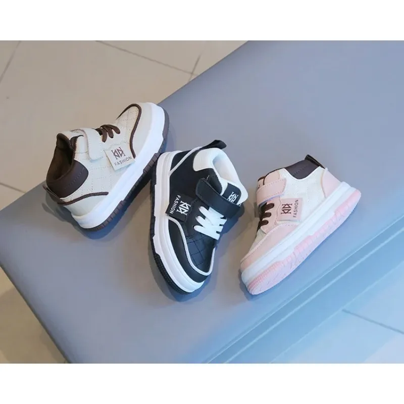 秋春子供革スポーツシューズ子供カジュアルボードシューズ少年ソフト底の靴女の子ベルクロミディアムシューズ無地