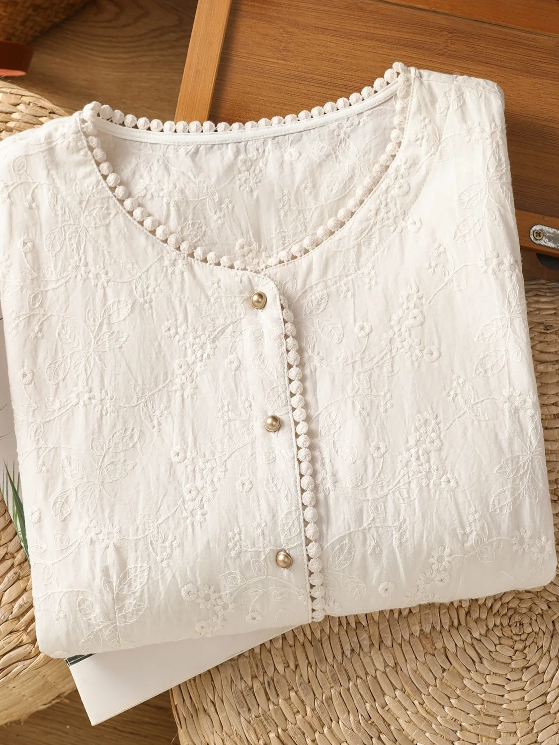 Csa fena e com gola redonda, manga curta, bordado, flor, novo estilo chinês, costura pesada, moda verão