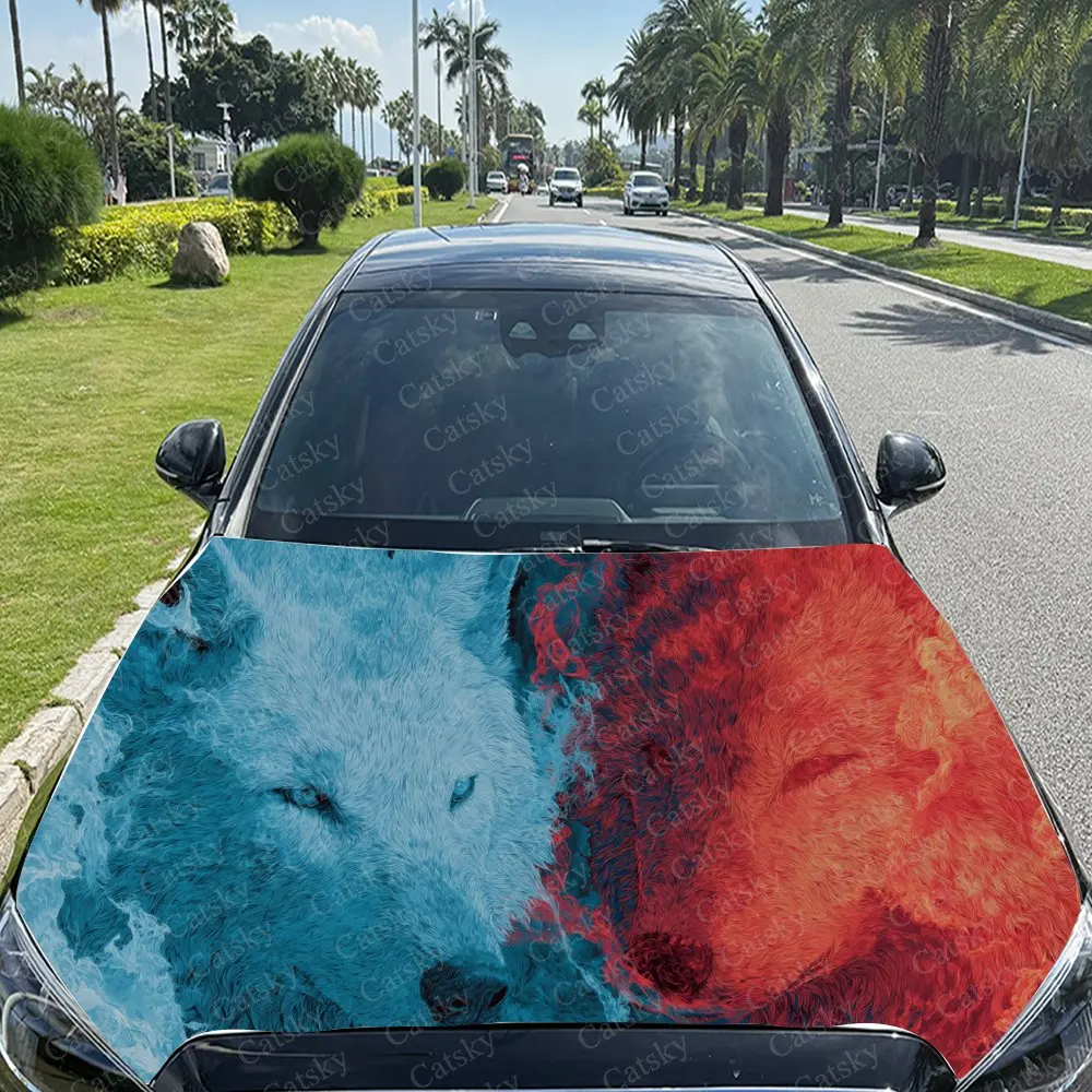 ملصق سيارة على شكل ذئاب باللونين الأزرق والأحمر مع فيوجن فني نسيجي تجريدي، يخلق رؤية قوطية ديناميكية وبرية #3