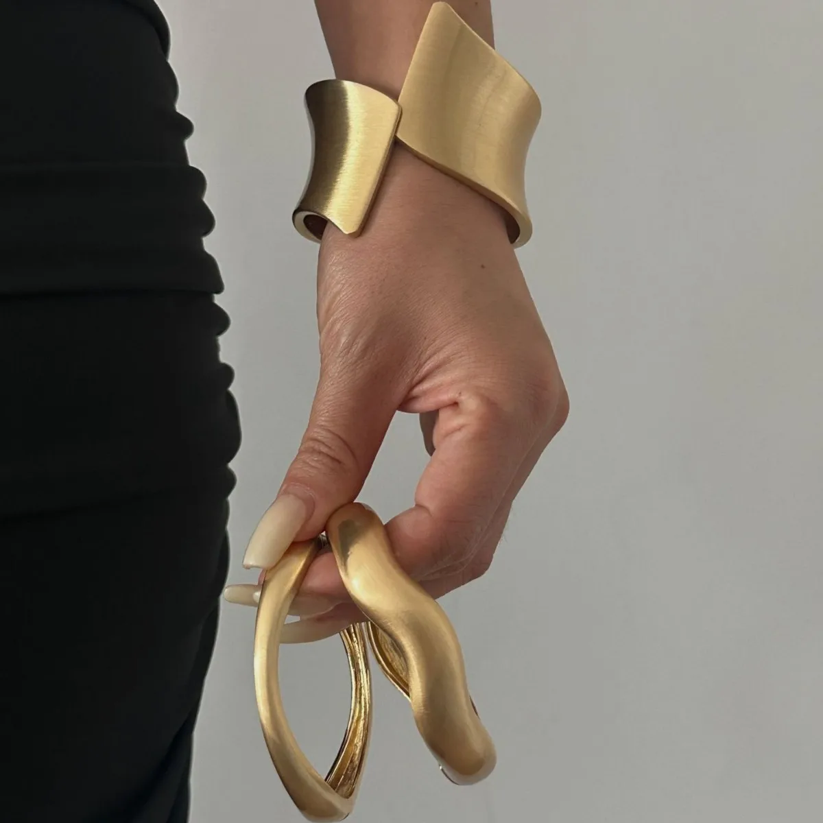 الذهب اللون ماتي المعادن قطرة الماء أساور واسعة للنساء المفتوحة الكفة سميكة غير النظامية موجة الإسورة أساور الأساور Mujer مجوهرات