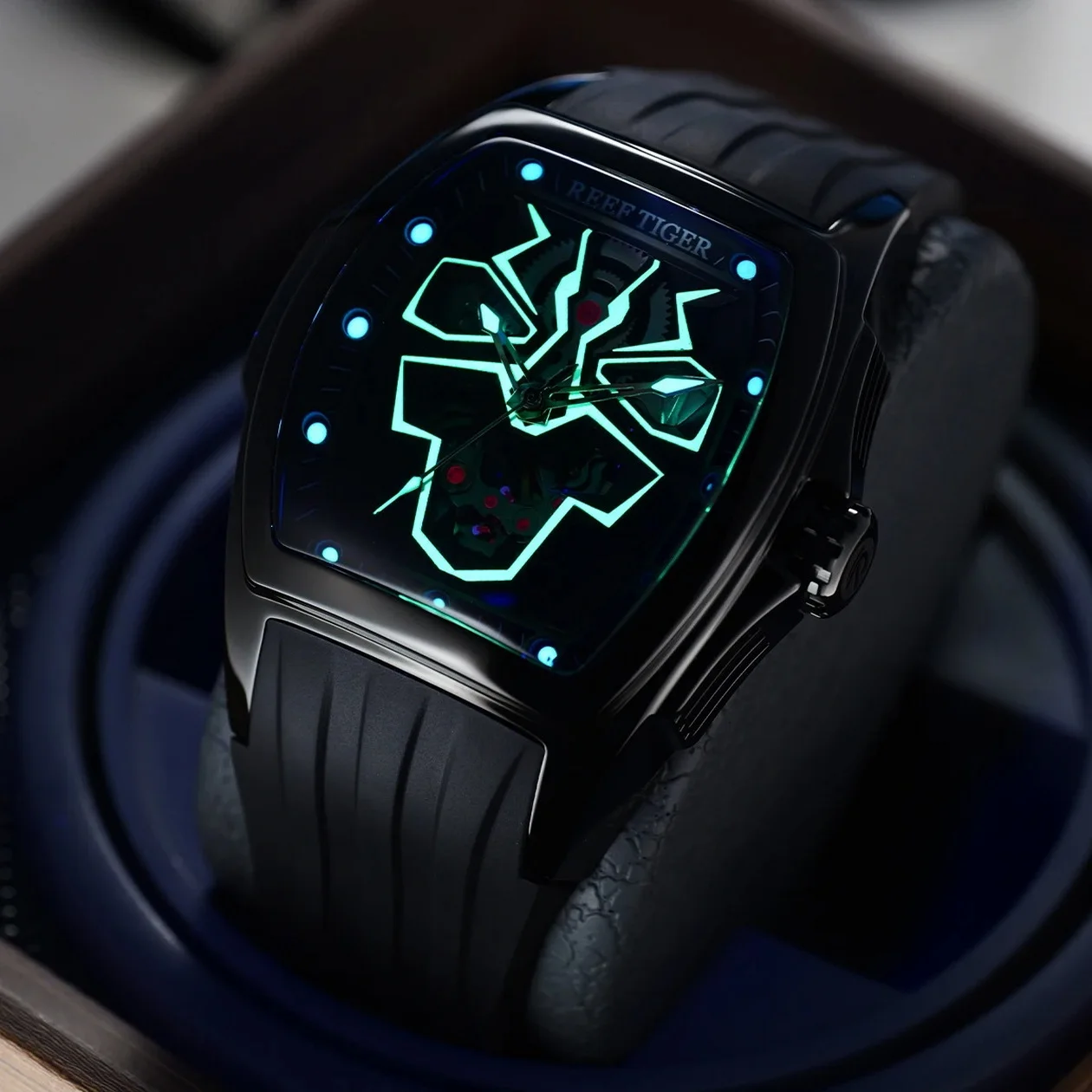 Reef Tiger Men นาฬิกาอัตโนมัติ 42.3 มม.Tonneau นาฬิกาข้อมือ Luminous Black Panther Dial Sapphire Mirror