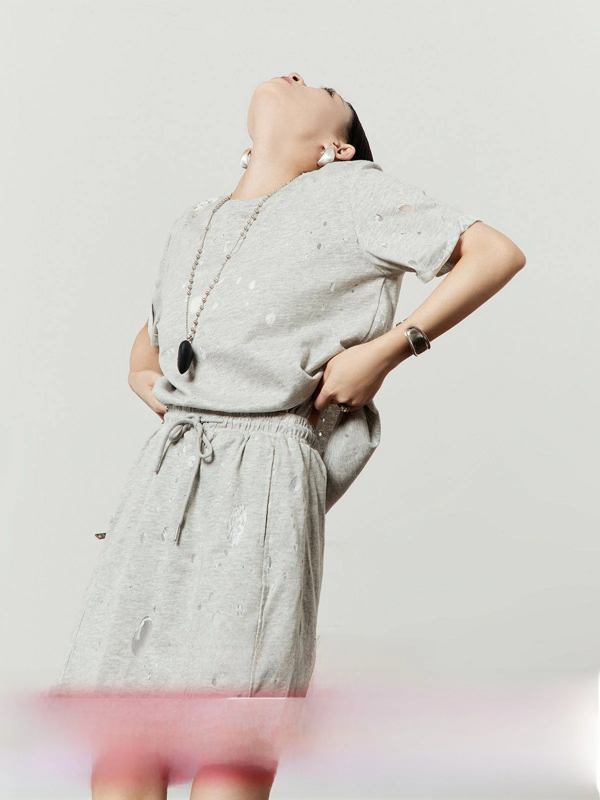 

Комплект из двух предметов: кружевной топ с вырезами и короткая юбка на резинке, женский, модный, летний 2025, повседневный шикарный образ