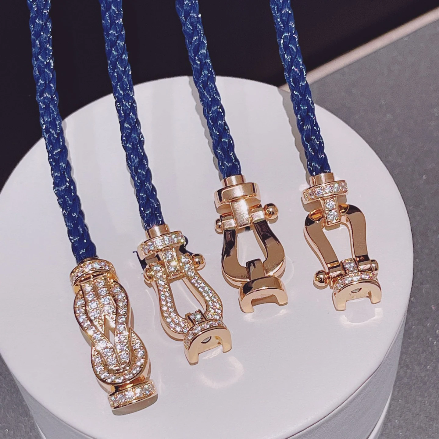 

Force 10 Dark Blue Braided Rope Match Rose Gold Horseshoe Buckle Fashion Trend Temperament Luxurious Girls' Bracelets Boy Bangle