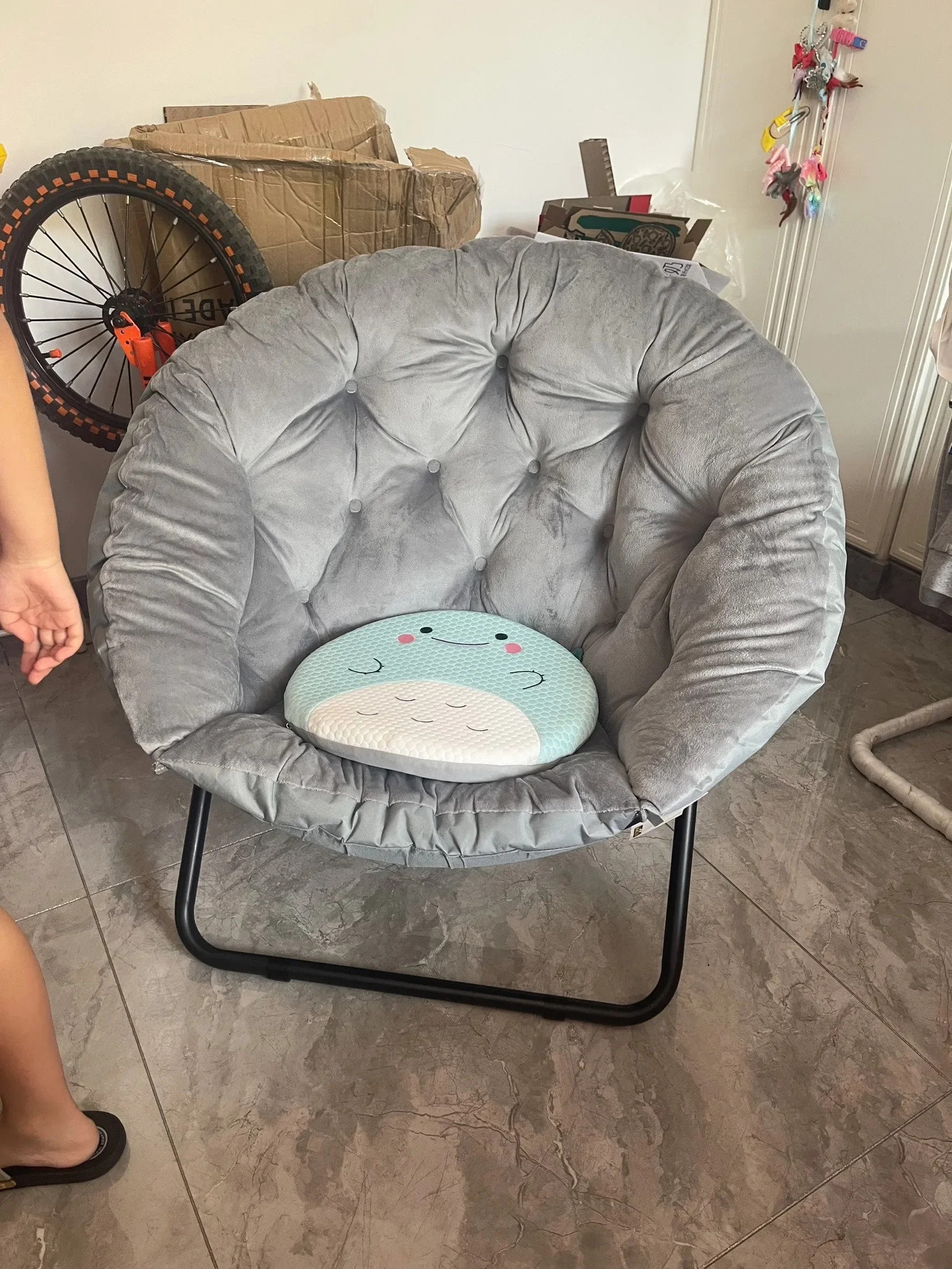 Comfortable Faux Fur Saucer Chair Round Folding Lounge Chair Living Room Flexible Seating for Adults Big Moon Shape Decorative