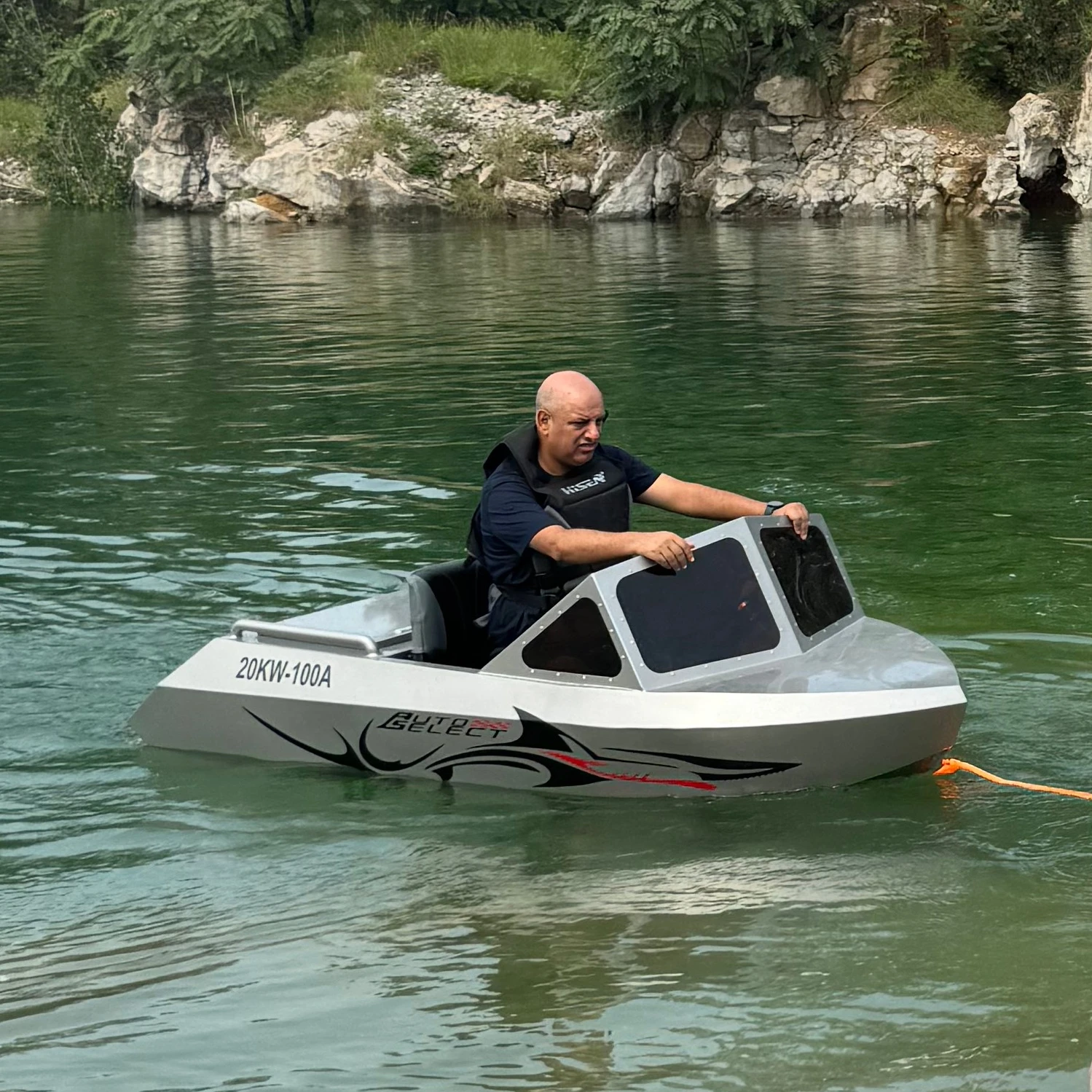Safe Electric Mini Karting Boat for Kids, Child-Friendly Fun Water Play in Theme Parks with Easy Control & Stable Design
