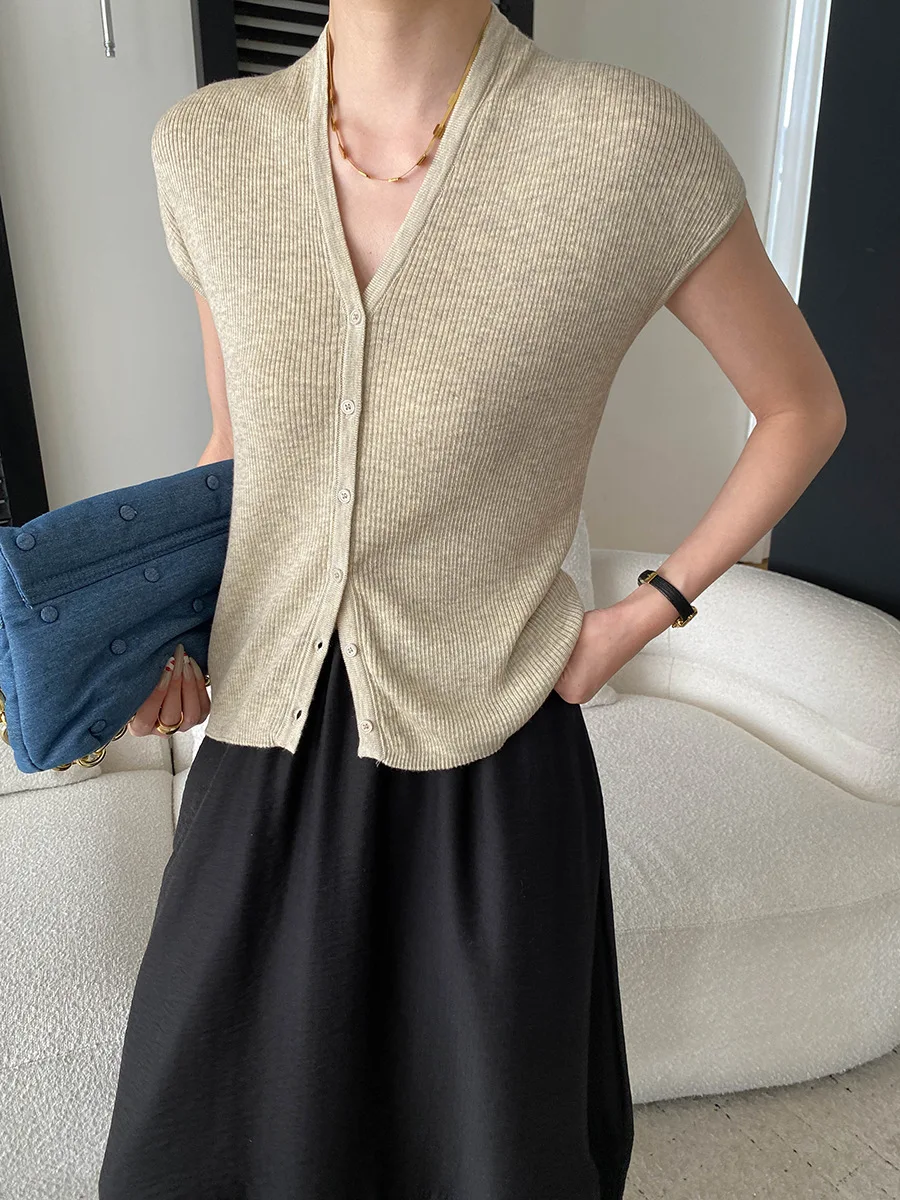 Sommerlicher Damen-Cardigan in unifarbenem, französischem Stil, V-Ausschnitt, figurbetonend, mit Taschen an den Schultern und gestrickten Ärmeln. – Detail 32
