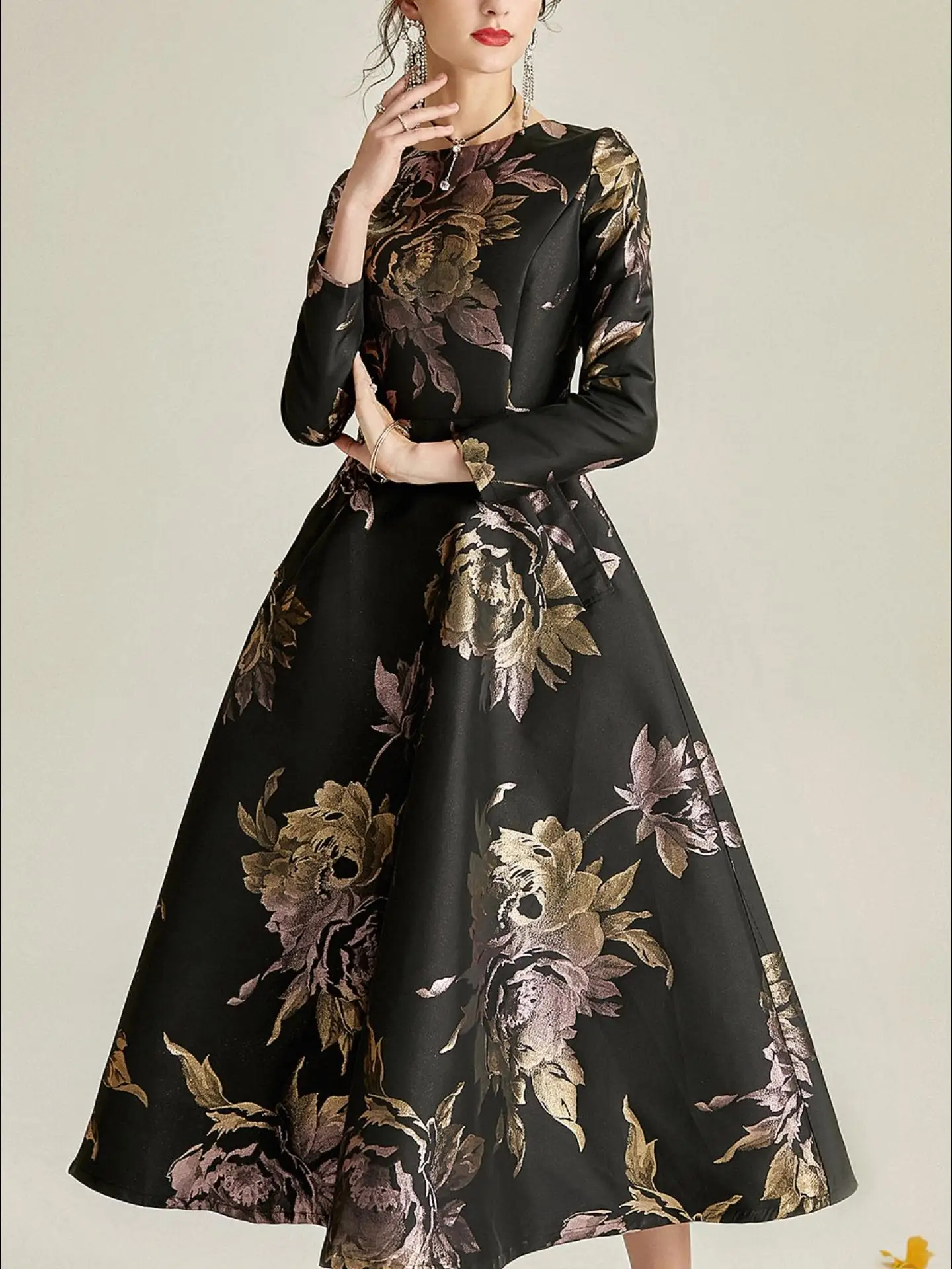 Robe de soirée grande taille – Robe évasée élégante en satin jacquard noir et doré, défini à la taille, contrôle du ventre, manches longues