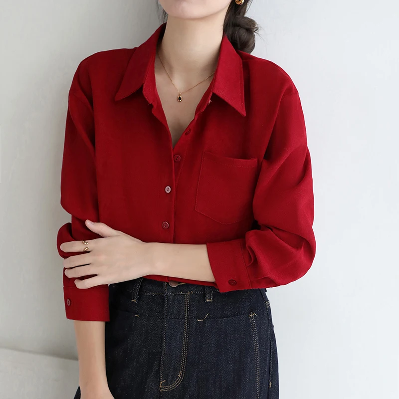 เสื้อเชิ้ตผู้หญิงผ้ากำมะหยี่สีแดงสไตล์วินเทจสำหรับฤดูใบไม้ร่วงและฤดูหนาว กระเป๋าเดียว กระดุมแถวเดียว สไตล์ลำลองสำหรับใส่ทำงานหรือใส่สบายๆ รุ่นใหม่ปี 2025