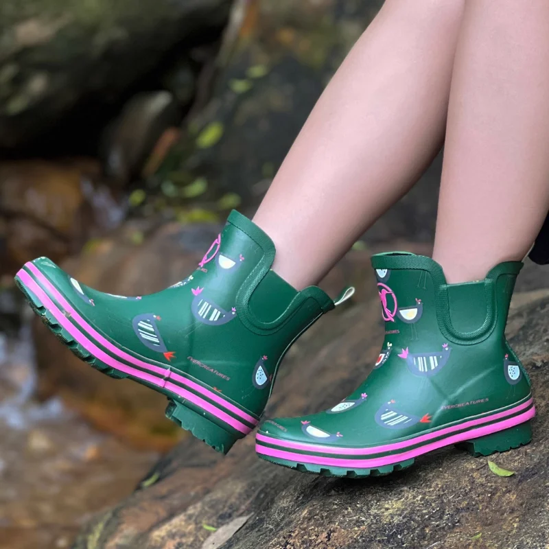 Damskie brytyjskie antypoślizgowe kalosze z krótką cholewką i nadrukiem kreskówkowych kurczaków.