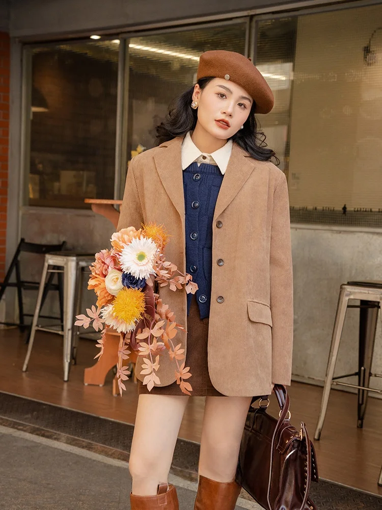 

Стильный коричневый вельветовый пиджак для женщин: повседневный, прямого кроя, с длинными рукавами, для весны и осени, модный дизайн для офиса и города.