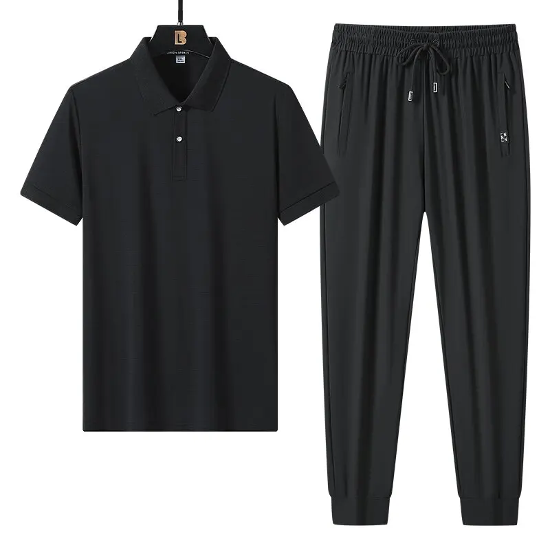 

Новый летний модный комплект: однотонная дышащая рубашка-поло из ледяного шелка с коротким рукавом и свободные спортивные брюки больших размеров для мужчин (комплект из двух предметов)