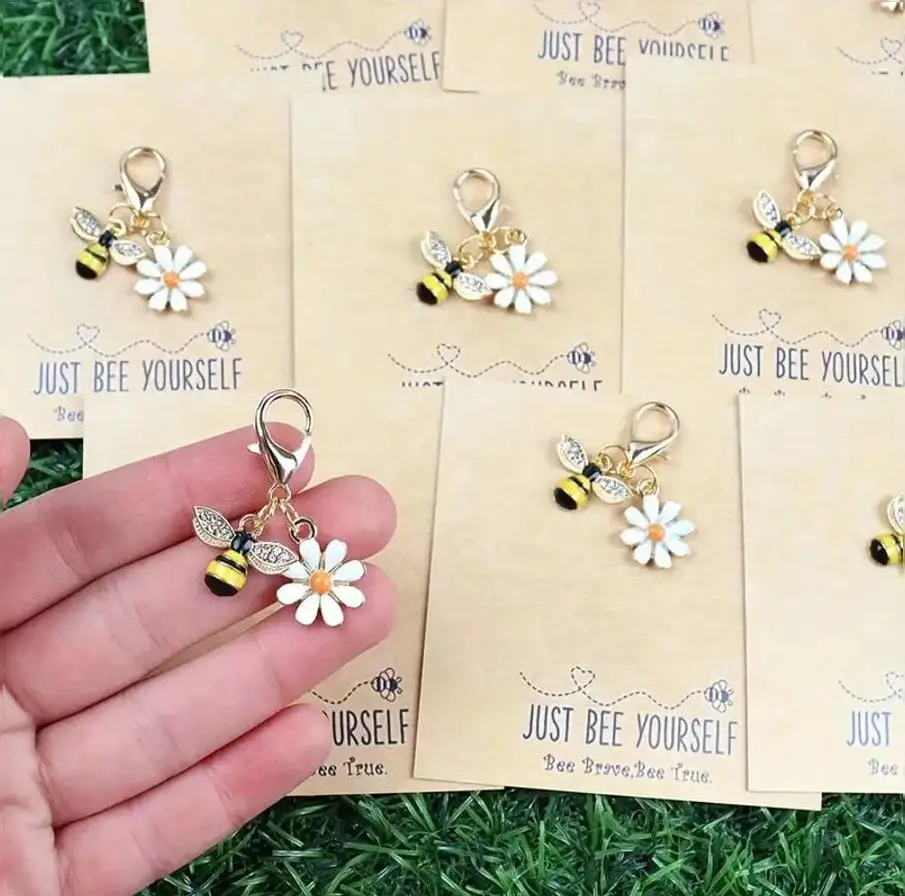 Set de 1/5 Tarjetas de Ánimo 'Just Bee Yourself' con Llavero de Abeja y Margarita, Bonito Amuleto Inspirador para Bolsos, Regalo de Cumpleaños