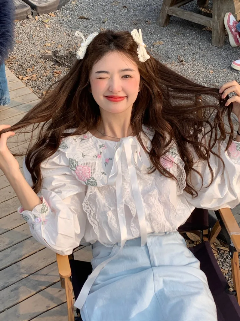 

Новая летняя женская рубашка свободного кроя в нежном стиле с вышивкой, пышными рукавами, воротником «Питер Пэн» и кружевными вставками для повседневной носки