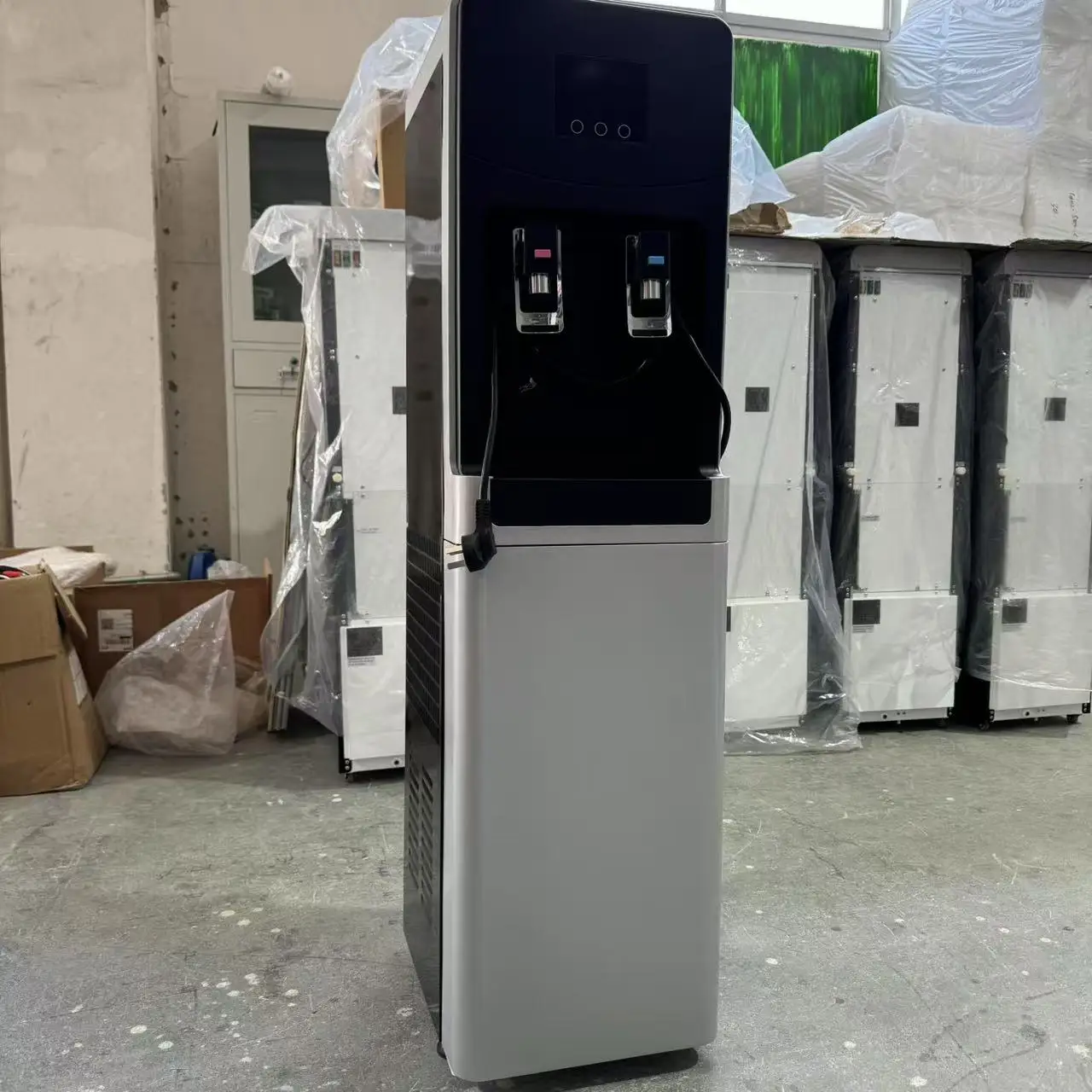 20L Daily Output Bottom Solar Atmospheric Water Generator Vertical Design Cold Hot Safe Drinking Water Plastic Eco-Friendly Car