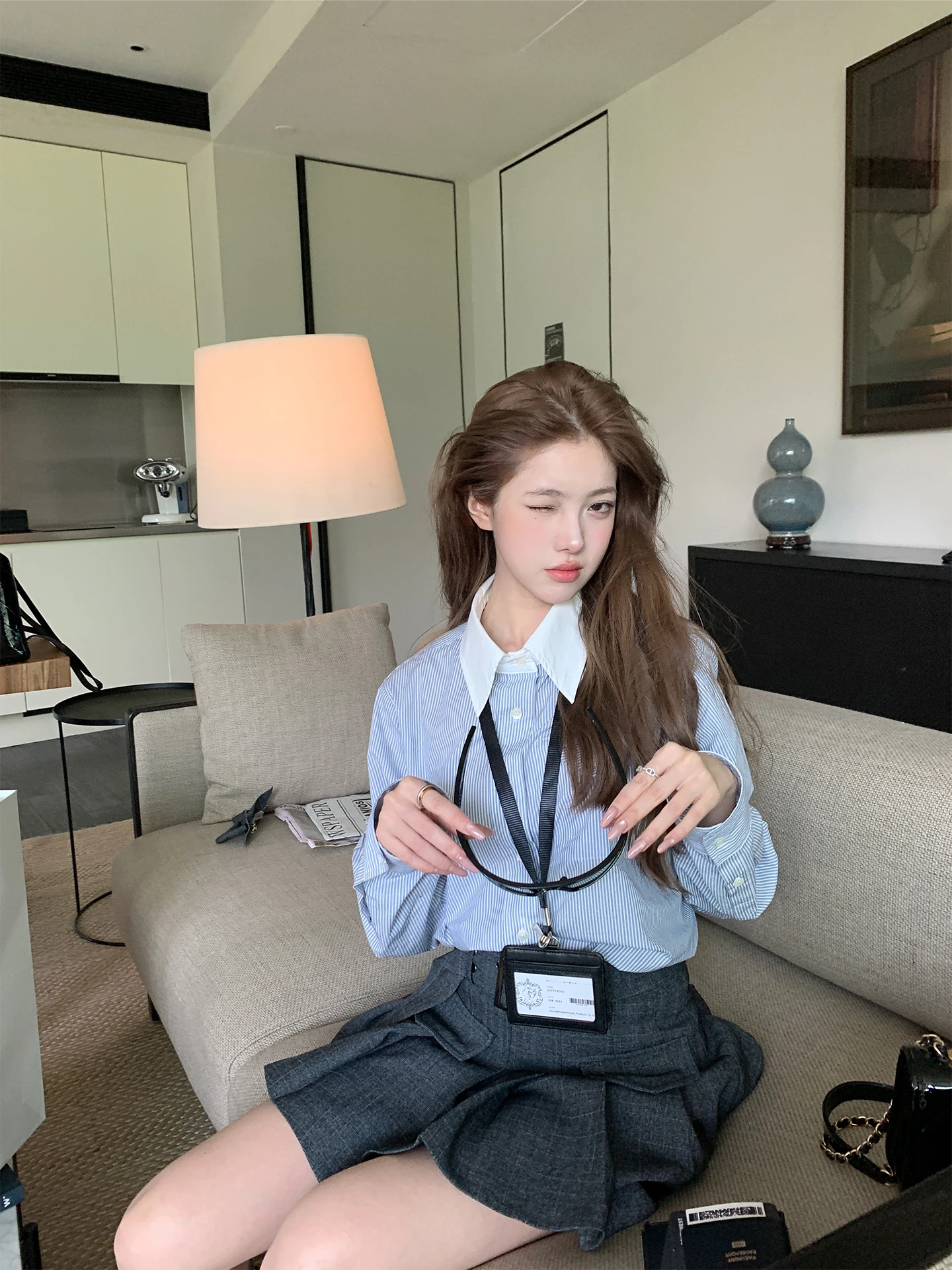 

Комплект из двух предметов в корейском стиле: вязаный жилет ChuChu College с V-образным вырезом и полосатая рубашка с длинным рукавом и отложным воротником для женщин