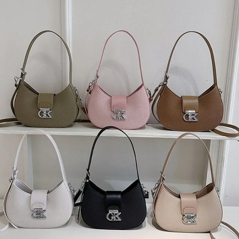 

Модная текстурированная сумка через плечо с буквенным логотипом, также служит стильной и практичной сумкой для подгузников.